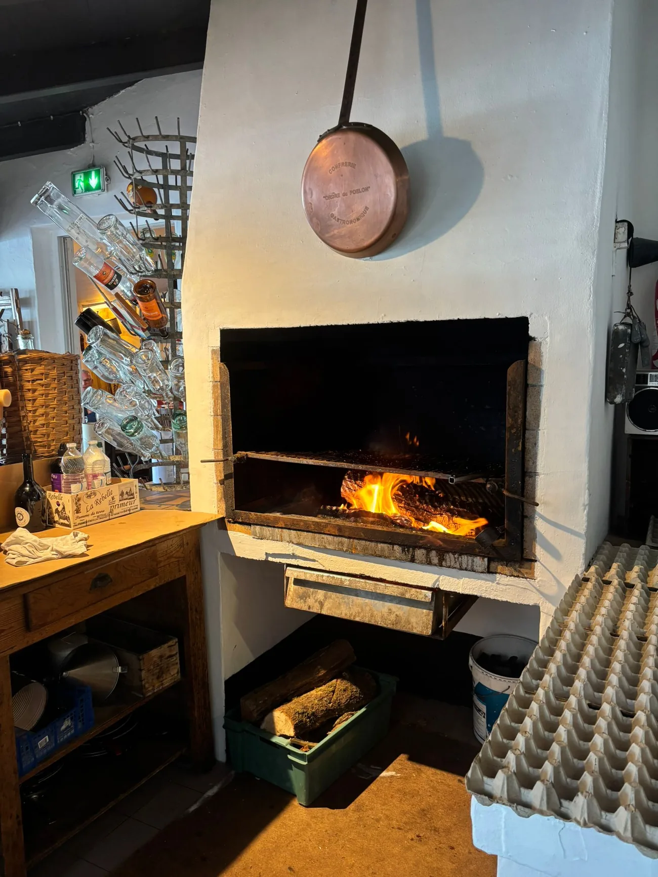 Le grill au feu de bois